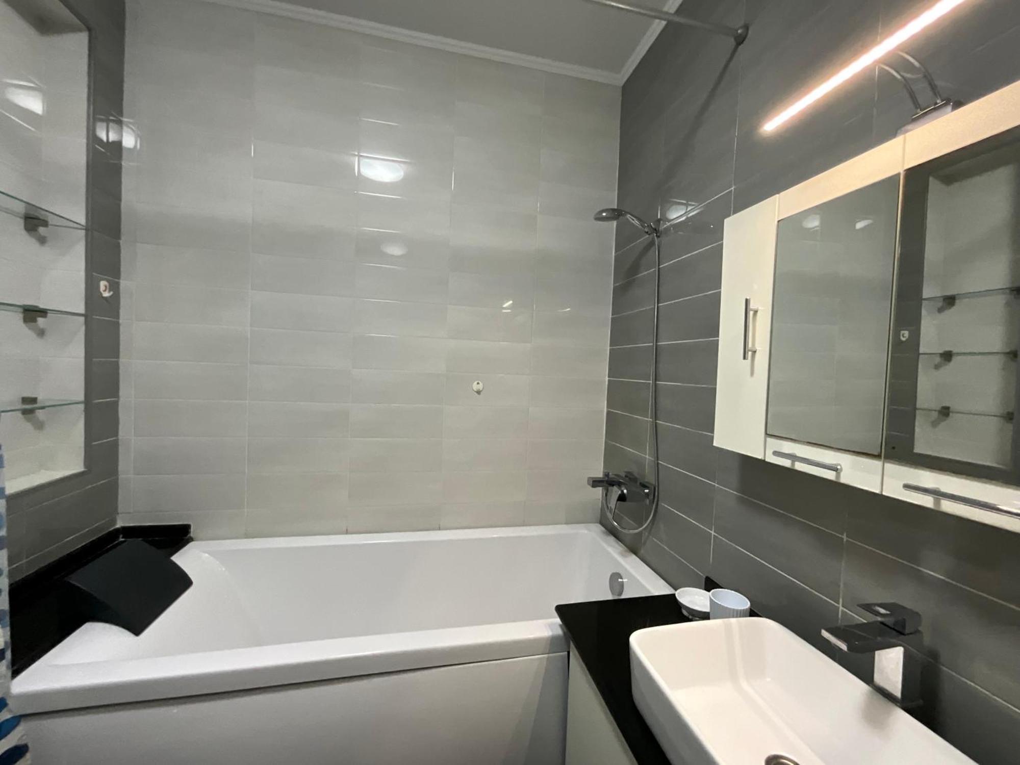 Apartment просторная современная 2-комнатная Almaty